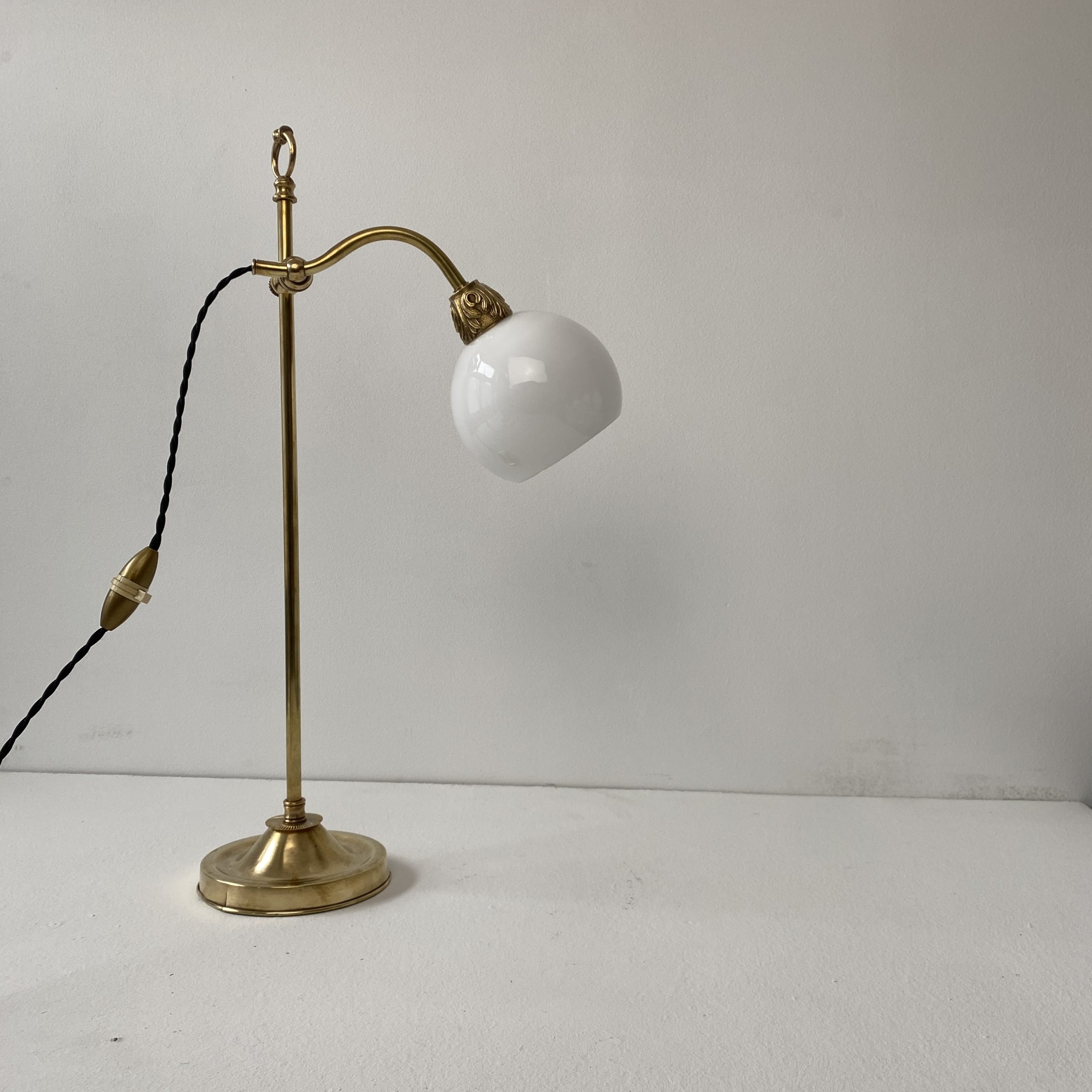 Lampe de Bureau Blanche en Forme de Bulle en Métal Laqué et Verre Opalin  Blanc, 1970s en vente sur Pamono