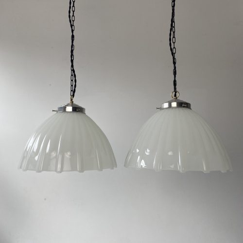 PAIRE DE SUSPENSIONS ART-DECO EN OPALINE XL / ref : L1686