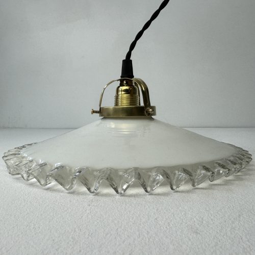 SUSPENSION EN OPALINE DENTELEE 25 CM / ref : L1968