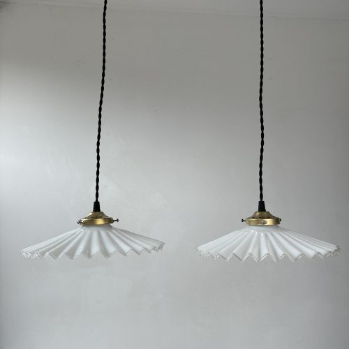 PAIRE DE SUSPENSIONS EN OPALINE JUPONNEES / ref : L1982