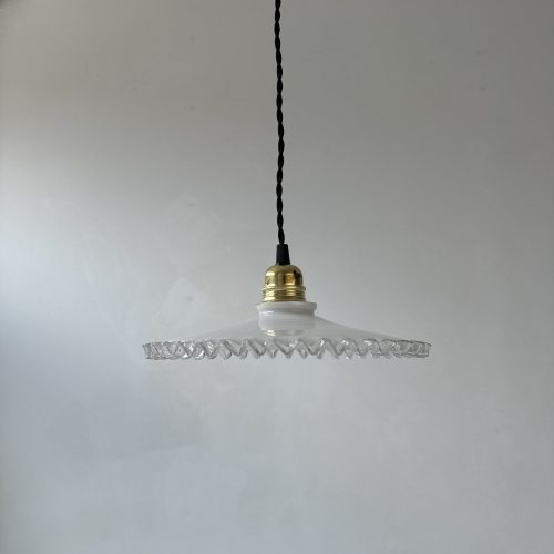 SUSPENSION DENTELEE EN OPALINE 25 CM / ref : L1987