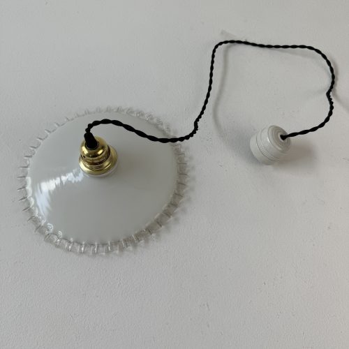 SUSPENSION DENTELEE EN OPALINE 25 CM / ref : L1987