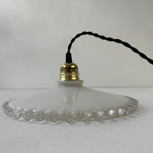 SUSPENSION DENTELEE EN OPALINE 25 CM / ref : L1987