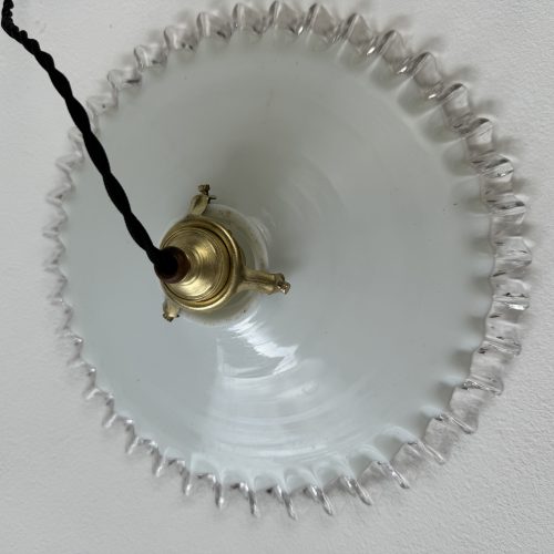 SUSPENSION DENTELEE EN OPALINE / ref : L2028
