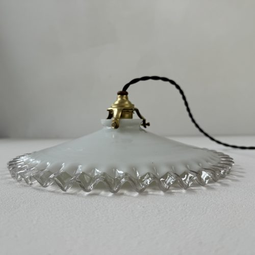SUSPENSION DENTELEE EN OPALINE / ref : L2028