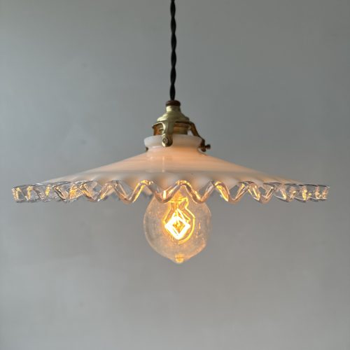 SUSPENSION DENTELEE EN OPALINE / ref : L2028