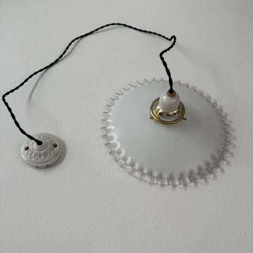 SUSPENSION DENTELEE EN OPALINE / ref : L2030