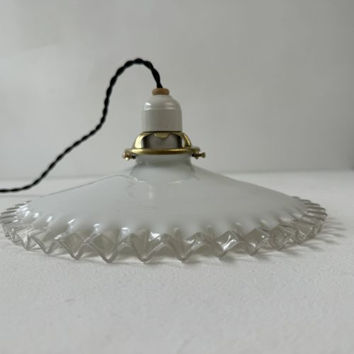 SUSPENSION DENTELEE EN OPALINE / ref : L2030