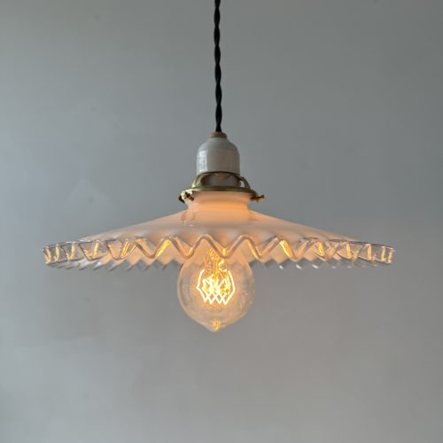 SUSPENSION DENTELEE EN OPALINE / ref : L2030
