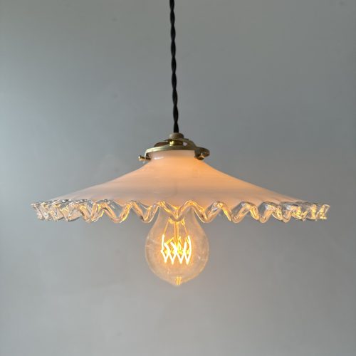 SUSPENSION DENTELEE EN OPALINE / ref : L2033