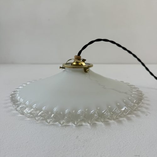 SUSPENSION DENTELEE EN OPALINE / ref : L2033