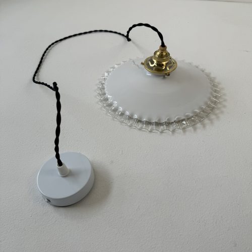 SUSPENSION DENTELEE EN OPALINE / ref : L2034