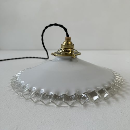 SUSPENSION DENTELEE EN OPALINE / ref : L2034