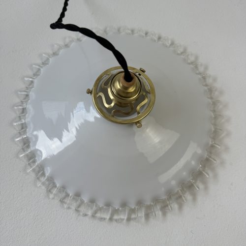 SUSPENSION DENTELEE EN OPALINE / ref : L2034