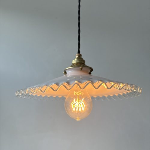 SUSPENSION DENTELEE EN OPALINE / ref : L2034