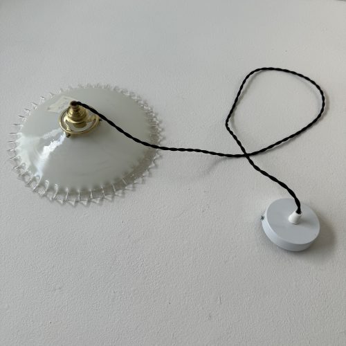 SUSPENSION DENTELEE EN OPALINE / ref : L2035