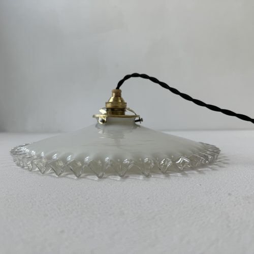 SUSPENSION DENTELEE EN OPALINE / ref : L2035