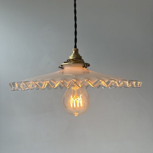SUSPENSION DENTELEE EN OPALINE / ref : L2035