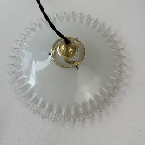 SUSPENSION DENTELEE EN OPALINE / ref : L2036