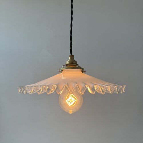 SUSPENSION DENTELEE EN OPALINE / ref : L2036