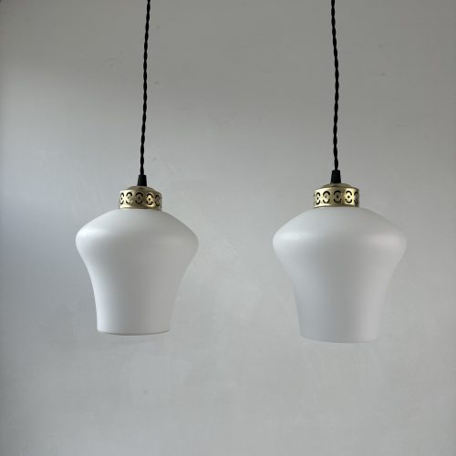 PAIRE DE SUSPENSIONS  EN OPALINE / ref : L2019