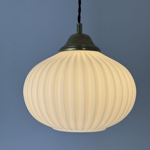SUSPENSION EN OPALINE CANNELEE / ref : L2271