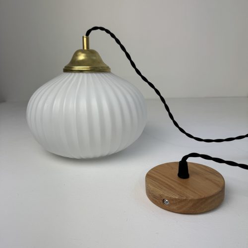 SUSPENSION EN OPALINE CANNELEE / ref : L2271