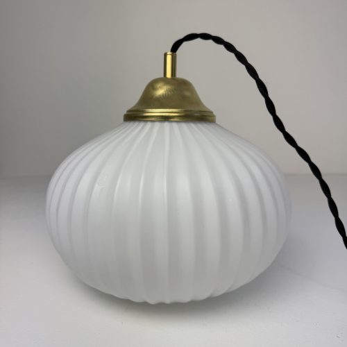 SUSPENSION EN OPALINE CANNELEE / ref : L2271