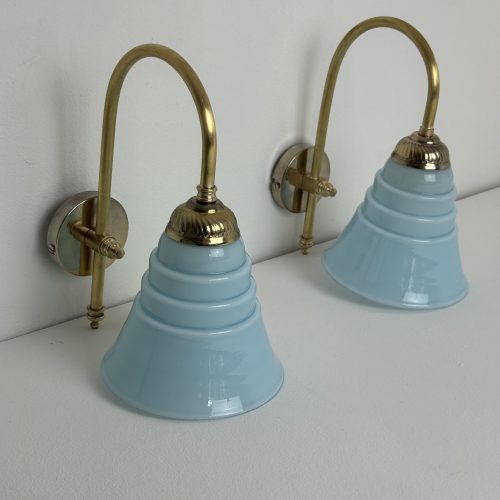 PAIRE D'APPLIQUES EN OPALINE BLEUE / ref : L2380
